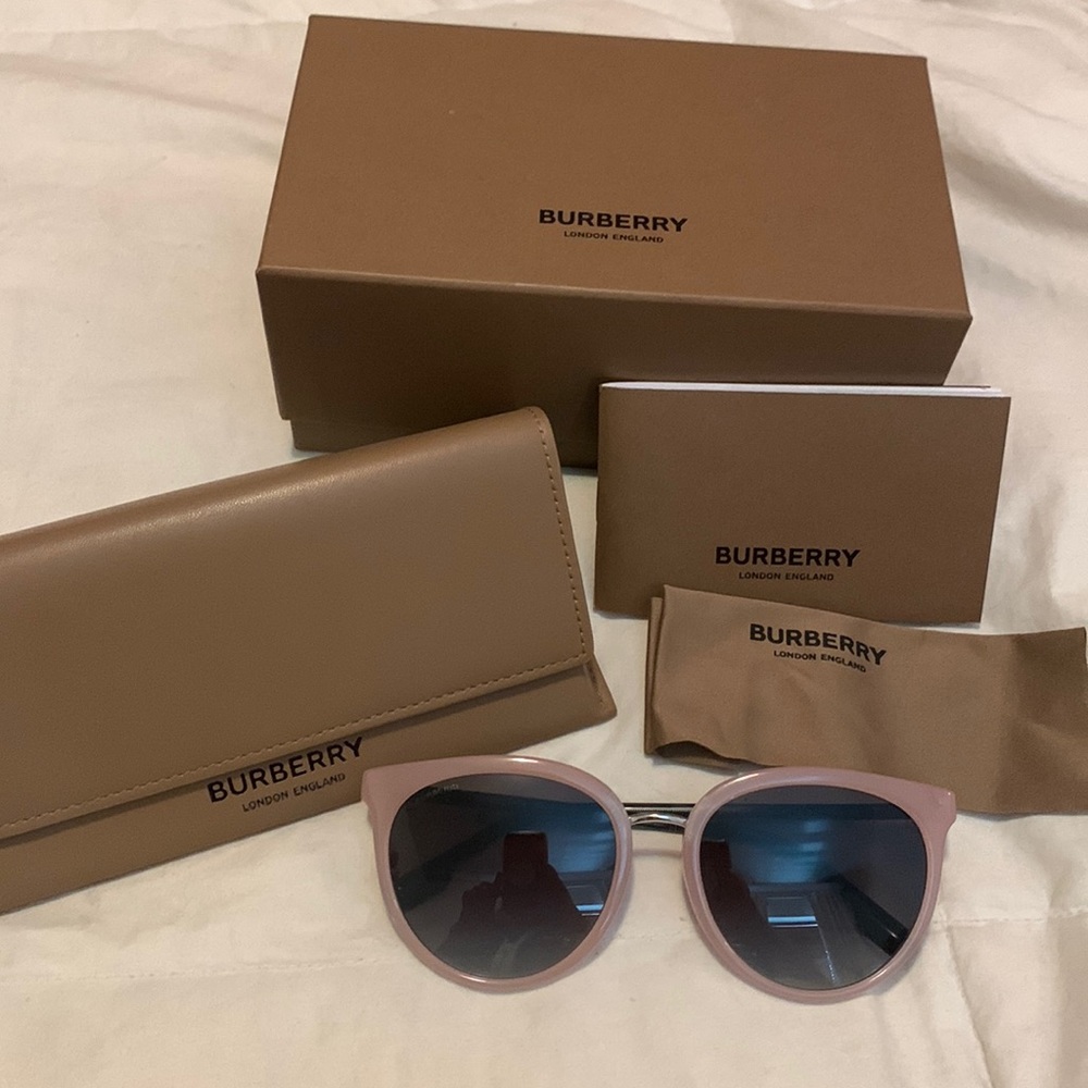 NWT Burberry Cat Eye Sunglasses Tan and Brown 54mm